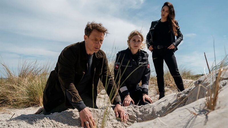 Hendrik Duryn als Tjark Wolf und Isabell Thierauch als Frederike Olsen(m.) – Bild: TVDB