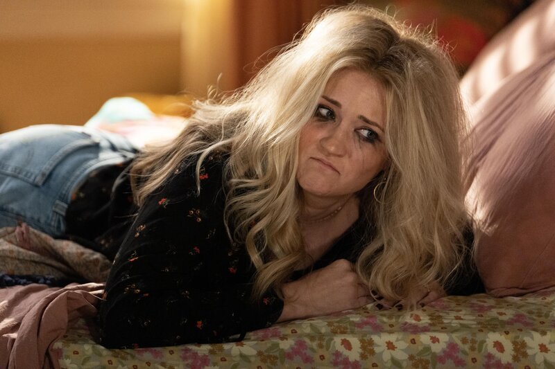 Emily Osment als Mandy McAllister – Bild: CBS Broadcasting, Inc. /​ Troy Harvey