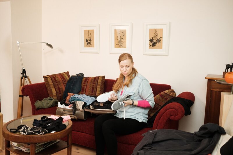 Tina (Franziska Arndt) ist mit dem Kofferpacken, für einen romantischen Kurztrip mit Christian, völlig überfordert. – Bild: MG RTL D /​ Stefan Behrens