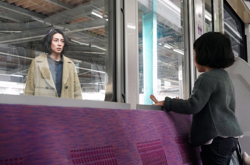 Risako (Ko Shibasaki, li.) scheint ihr Leben aus den Händen zu gleiten: Sie vergisst ihre Tochter Ayaka (Emika Matsumoto, re.) in der S-Bahn. – Bild: Wowow