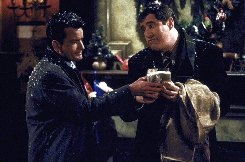 Charlie (Charlie Sheen, l.) und Paul (Richard Kind, r.) bringen es nicht übers Herz, den Waisenkindern die geschenkten Spielsachen wieder wegzunehmen … – Bild: ProSieben Fun