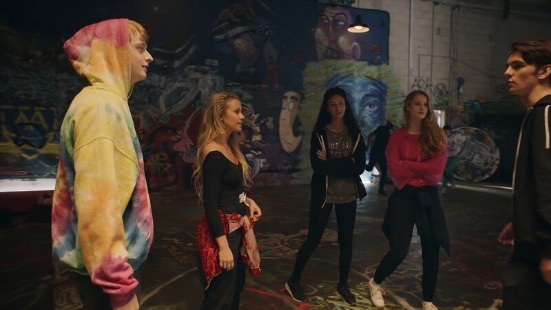 Jeff (Castle Rock Peters, v.l.), Lena (Jessica Lord), Ines (Eubha Akilade), Thea (Hannah Dodd) und Max (Rory J. Saper) beschließen, ein neues Stück zu improvisieren, nachdem eine fremde Tanzgruppe ihre Choreographie geklaut und selber aufgeführt hatte. – Bild: ZDF/​Cottonwood Media 2018