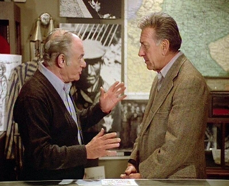 Quincy (Jack Klugman) befragt Chaim Zgierski (Martin Balsam), den Direktor des Holocaust-Museums. – Bild: RTLup