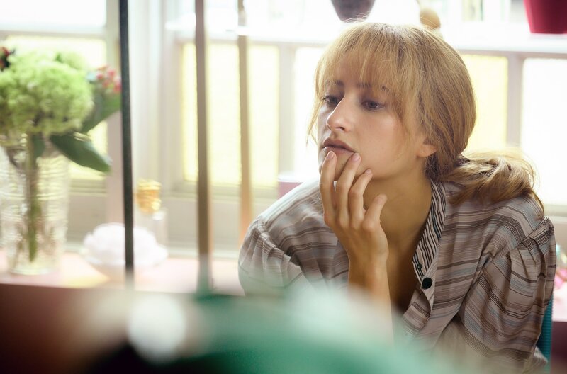 Solange (Lola Créton) beginnt ein neues Leben in Brüssel und lässt Albert in Frankreich zurück. – Bild: ARTE France /​ Nicolas Roucou