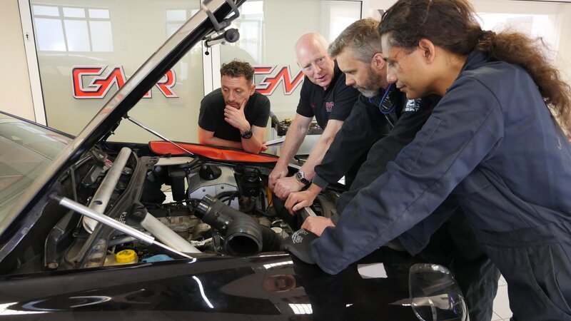 TAUNTON, UNITED KINGDOM – Ralph Hosier, Ranen Rudra and the team at GMR look over the engine. – Bild: The National Geographic Channel