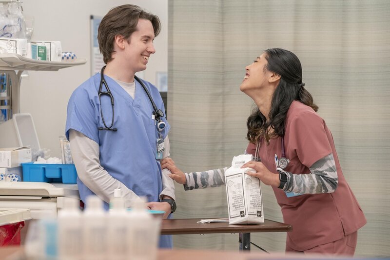 L-R: Mekki Leeper as Matt, Kahyun Kim as Serena – Bild: Universal Television LLC. /​ Ron Batzdorff/​NBC