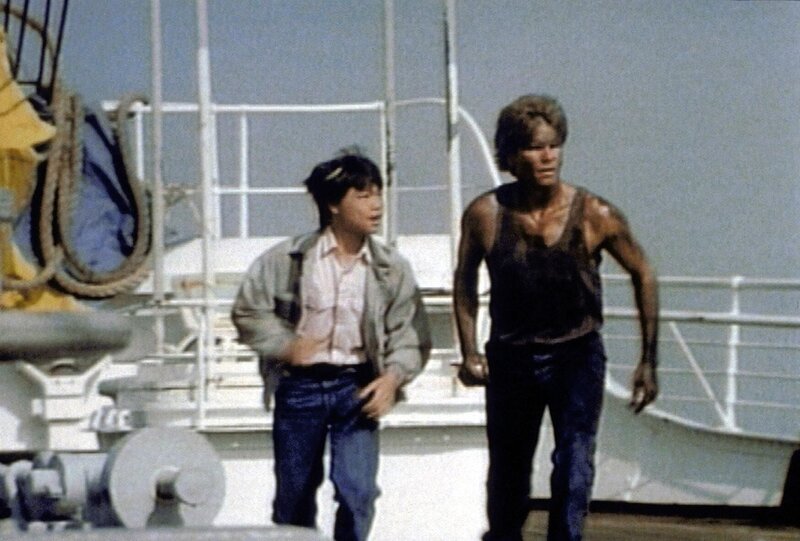 MacGyver (Richard Dean Anderson, r.) hat den kleinen Paul Chan (Leon Fan, l.) befreit. – Bild: Paramount Pictures