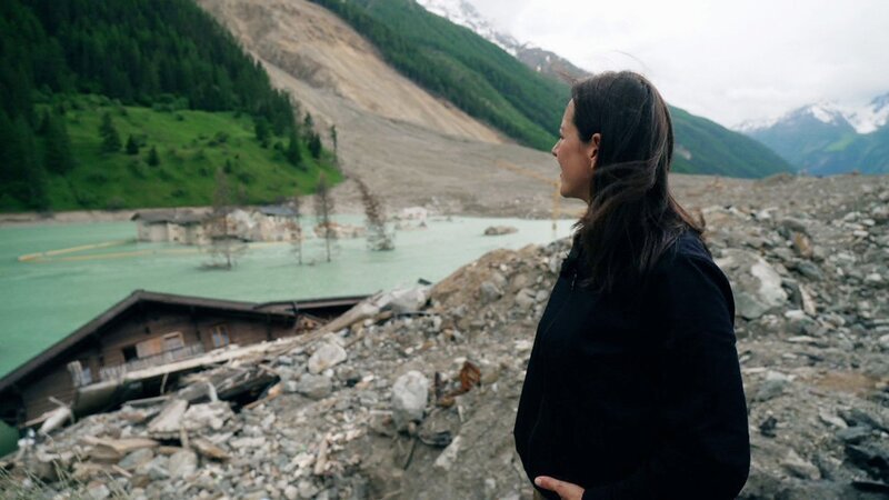 Nina Brunner in Blatten vor von der Flut erfassten Häusern – Bild: SRG SSR
