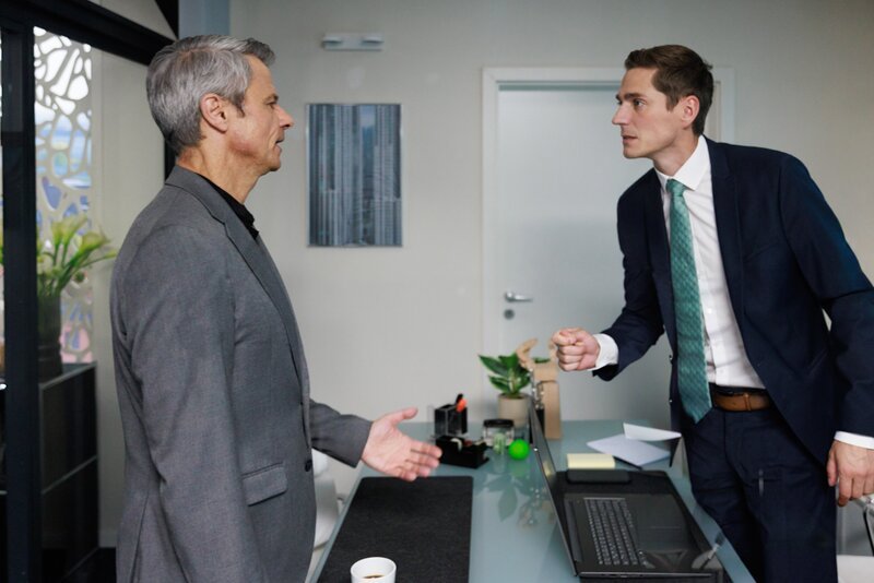 Ringo (Timothy Boldt, r.) bietet Benedikt (Jens Hajek) trotz dessen eindeutiger Oberhand die Stirn. – Bild: RTL /​ Sebastian Meyer /​ Ein Huber weniger