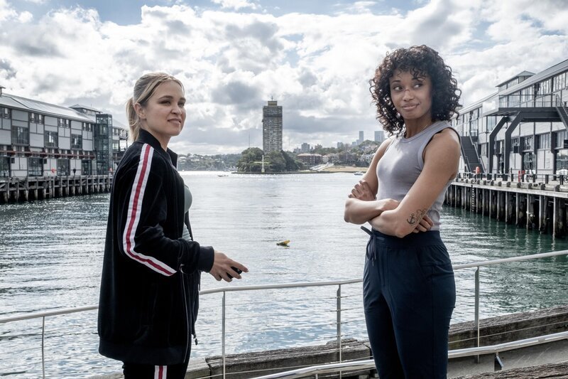 Pictured L-R: Tuuli Narkle as AFP Liaison Officer Constable Evie Cooper and Olivia Swann as NCIS Special Agent Captain Michelle Mackey in NCIS: Sydney episode 6, season 1, streaming on Paramount+. – Bild: CBS Studios Inc. All Rights Reserved. /​ Daniel Asher Smith