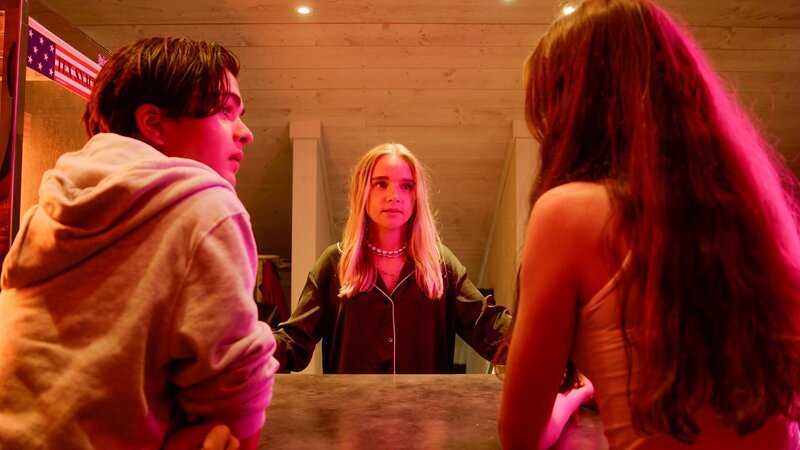 (v.li.): Lucas Wendelbo Perez (Leo), Sienna Rosie Schei (Silje), Sofia Haug Khoury (Lea). – Bild: ORF/​Beta Film/​NRK/​Annicken Aasheim/​Alvilde Naterstad