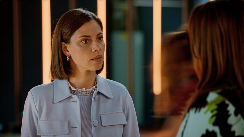 Matilda (Anna-Katharina Fecher, l.) unterstellt Katrin (Ulrike Frank), dass sie sich von Kaltenbach einwickeln lässt. – Bild: RTL /​ Echte Reue?