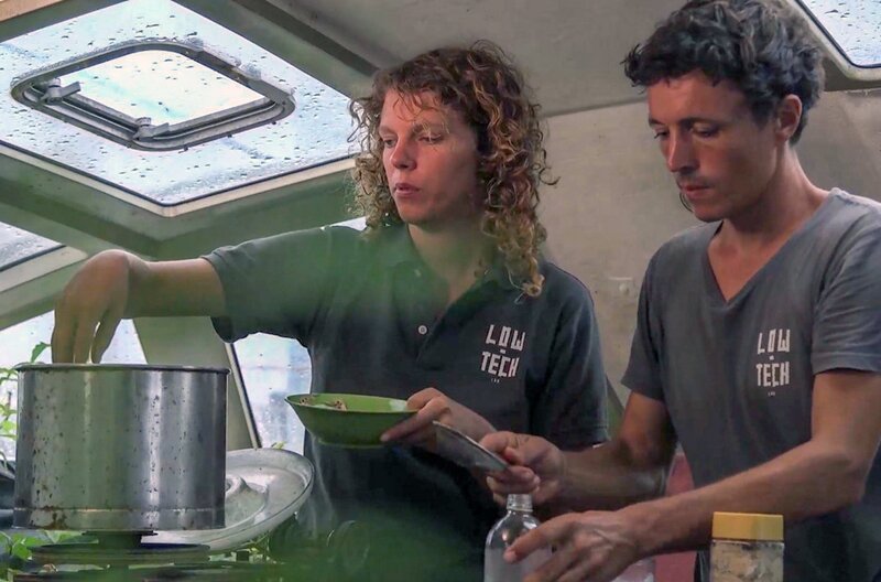 Claire zeigt Corentin, was man mit Mikroorganismen alles machen kann. – Bild: Interscoop