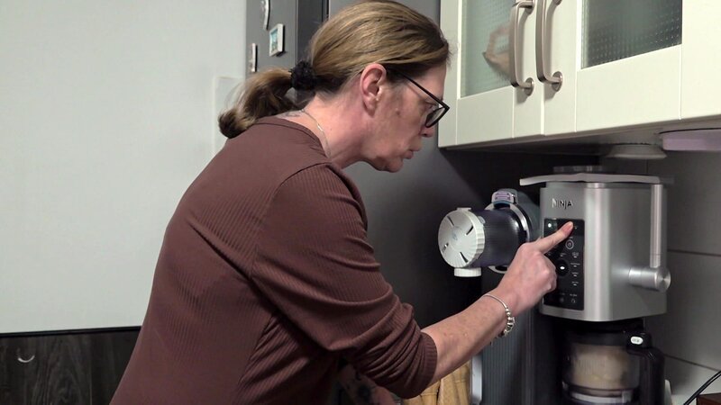 S14E68: Sandra hat eine neue Küchenmaschine, die ihr in Sachen Nachtisch Arbeit ersparen soll. Für eine Testrunde lädt sie ihre Tante Ela und Freundin Beate zum Softeis ein. Allerdings hat das Gerät so seine Eigenheiten … – Bild: RTLZWEI