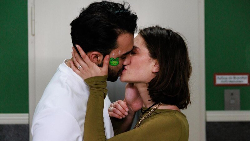 Baris (Metehan Demiröz) und Larissa (Ilka Mahrholz) küssen sich zum ersten Mal. – Bild: RTL