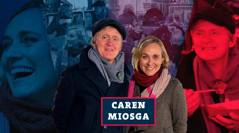 „Guten Abend und willkommen zur „Kurzstrecke“: Hamburg. Die ehemalige „Tagesthemen“- und jetzige Talkshow-Moderatorin Caren Miosga traf gegen 14 Uhr auf den SWR-Humoristen Pierre M. Krause. Laut offiziellen Angaben der ARD kam es zu einer freundschaftlichen Auseinandersetzung mit Kaffee und Kaiserschmarrn. Beteiligte Dritte berichten von Segen, Nächstenliebe und dem Wunder der Vorsehung. Wetter. – Bild: SWR/​dibido.tv