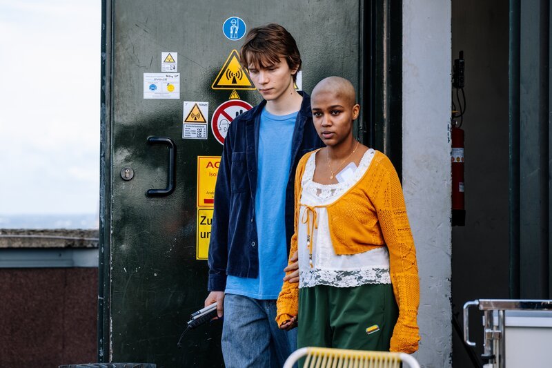 Nora (Mariama Jobe), Yannik (Yoran Leicher) – Bild: RTL /​ Martin Rottenkolber /​ Folge 6