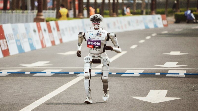 Roboter läuft ein Rennen. – Bild: SRG SSR/​NZZ Format