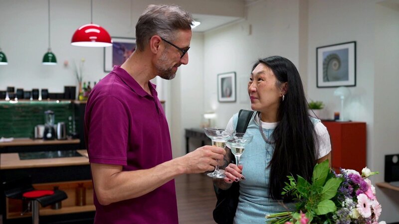 Oliver leidet unter dem No-Sex-Pakt und plant mit Janni ein romantisches Dinner. Doch sie versetzt ihn. Frustriert verbringt er stattdessen Zeit mit Tara und muss sich eingestehen, dass er ihre Gesellschaft überraschend genießt. – Bild: RTLZWEI