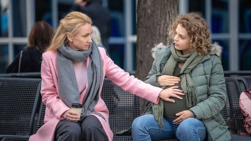 Judith (Lisa Maria Potthoff) ist Oksana (Alina Danko, r.) unendlich dankbar, dass sie ihr Kind austrägt. – Bild: Alexander Fischerkoesen Judith (Lisa Maria Potthoff) ist Oksana (Alina Danko, r.) unendlich dankbar, dass sie ihr Kind austrägt. – Bild: Alexander Fischerkoesen
