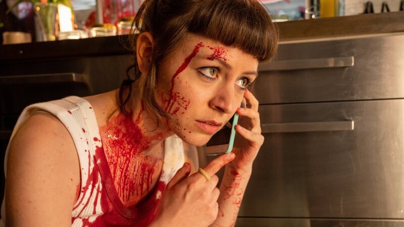 Ist das Blut? Die junge Comic-Künstlerin Paula (Antonia Breidenbach) wird in ihrem Atelier von einer unbekannten Person angegriffen und mit roter Flüssigkeit bespritzt. Gibt es einen Zusammenhang mit dem Mord an ihrem Verleger? Wer bedroht sie? Paula konnte zwar noch rechtzeitig bei der Kripo Alarm schlagen, doch der Angreifer hämmert bereits gegen die Tür. – Bild: ZDF