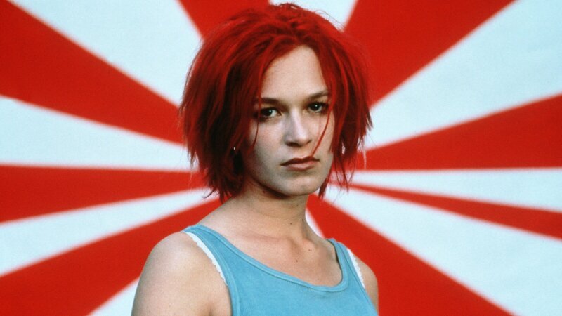 Lola (Franka Potente) muss zügig 100.000 Mark auftreiben, um ihren Freund Manni (Moritz Bleibtreu) zu retten. – Bild: ZDF Lola (Franka Potente) muss zügig 100.000 Mark auftreiben, um ihren Freund Manni (Moritz Bleibtreu) zu retten. – Bild: ZDF