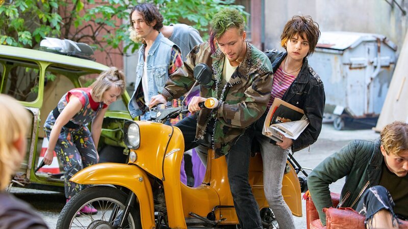 Silvia (Vanessa Loibl, r.) und Fritz (Tillmann Felix Eckardt, l. mit Komparsen) sind fest entschlossen, weitere Unterstützer für ihre Proteste zu gewinnen. – Bild: 3sat