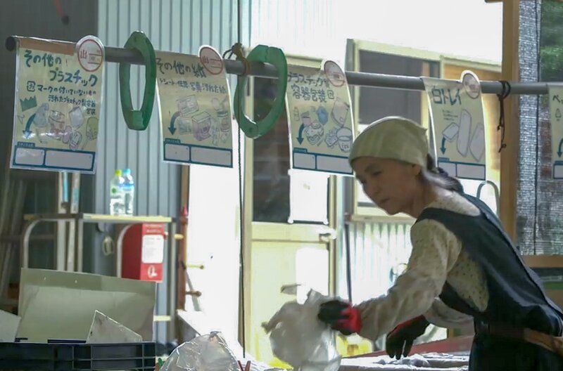 In Kamikatsu, Japan, gibt es 45 Müllkategorien. Atsuko hilft ihren Mitbürgern, sich in dem komplizierten Mülltrennungssystem zurechtzufinden. – Bild: Interscoop