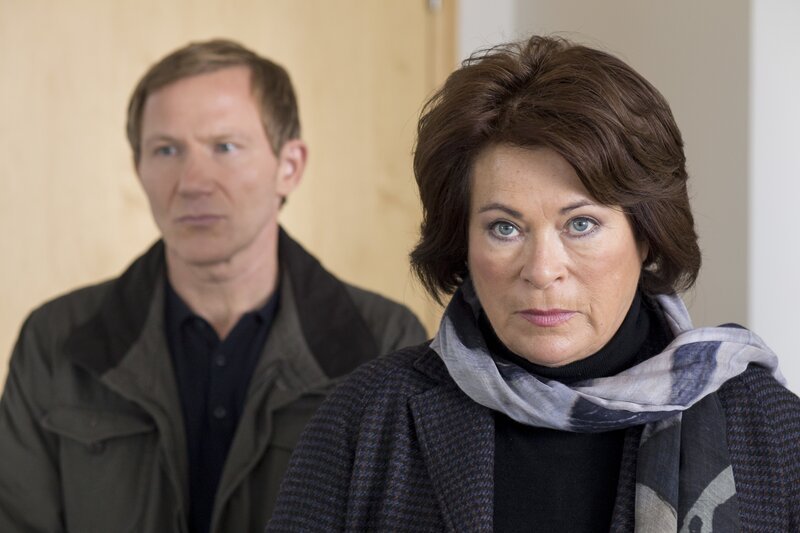 Die Kommissare Anna Springer (Rita Russek) und Overbeck (Roland Jankowsky) bei einer Zeugenbefragung. – Bild: ZDF/​Thomas Kost