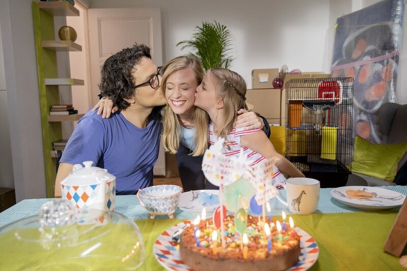 Linas Mama Susanne hat Geburtstag. Georg und Lina überraschen sie. – Bild: KiKA/​Erik Drews