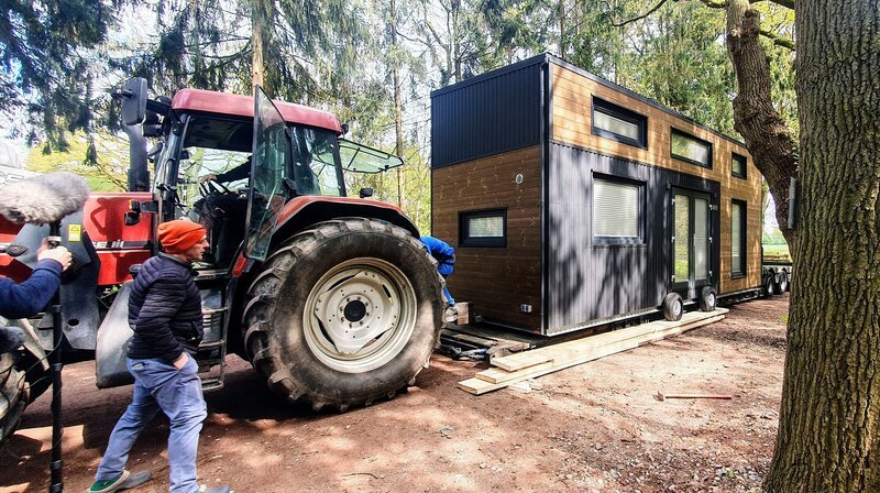 Matthias Benthin nimmt das neue Tiny House „Mimi“ im Land of Green in Empfang. Bis Mimi am richtigen Platz steht gibt es noch einige Hürden zu überwinden. – Bild: NDR/​Klaus Kurth