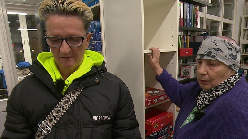 In Bremerhaven wollen Bina (59) und Sabine (62) den geplanten Umzug konkret angehen. Im Sozialkaufhaus in Bremen schaut sich Bina nach günstigen Möbeln … – Bild: RTLZWEI