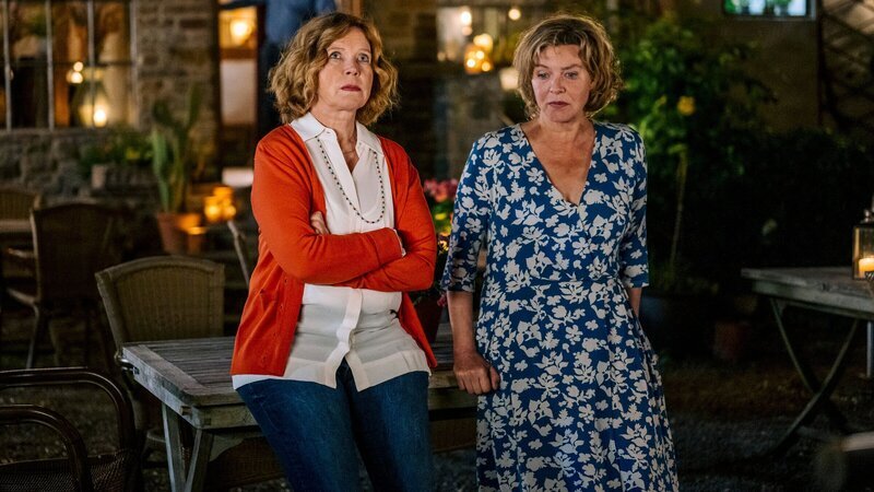 Alte Bekannte: Heidi (Margarita Broich, re.) kennt Kerstin (Marion Kracht, li.) schon aus der Jugend. – Bild: 3sat