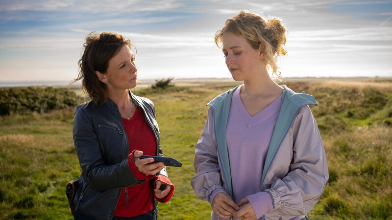 Ina Behrendsen (Julia Brendler, l.) ist sich sicher, dass Helena Winter (Pauline Pollmann, r.) etwas verheimlicht. – Bild: ZDF und Georges Pauly