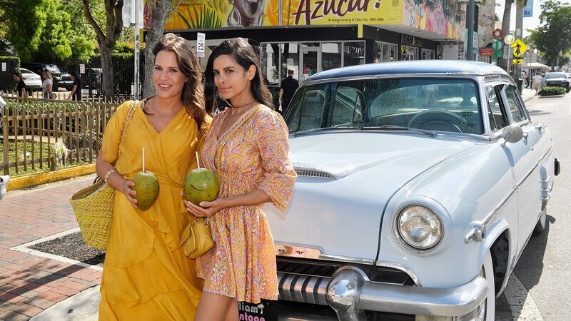 Im kubanischen Viertel von Miami: Birthe Wolter als Maike Kappes, Collien Monica Fernandes als Dr. Jessica Delgado – Bild: SRG SSR/​ZDF/​Dirk Bartling