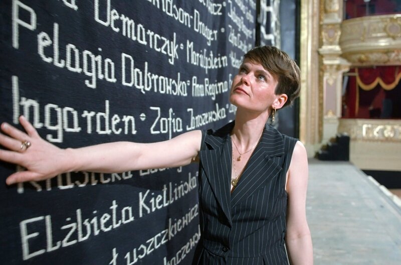 Die Krakauer Künstlerin Malgorzata Markiewicz hat den „Vorhang der Frauen“ für das Slowacki-Theater entworfen. – Bild: Frederik Klose-Gerlich