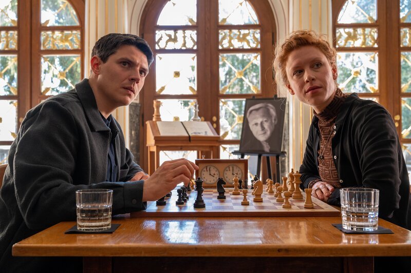 In seinem Element: Im Fall eines ermordeten Schachspielers ermittelt Kommissar Rico Sander (Benjamin Strecker) undercover in dessen Club. Bei diversen Schachpartien erfährt er von Saskia Meier (Lena Maria Eikenbusch) höchst interessante Interna. Die arbeitet nämlich auch in der IT-Firma des Opfers, die sich auf Schachprogramme spezialisiert hatte. – Bild: MARKUS_FENCHEL /​ ZDF