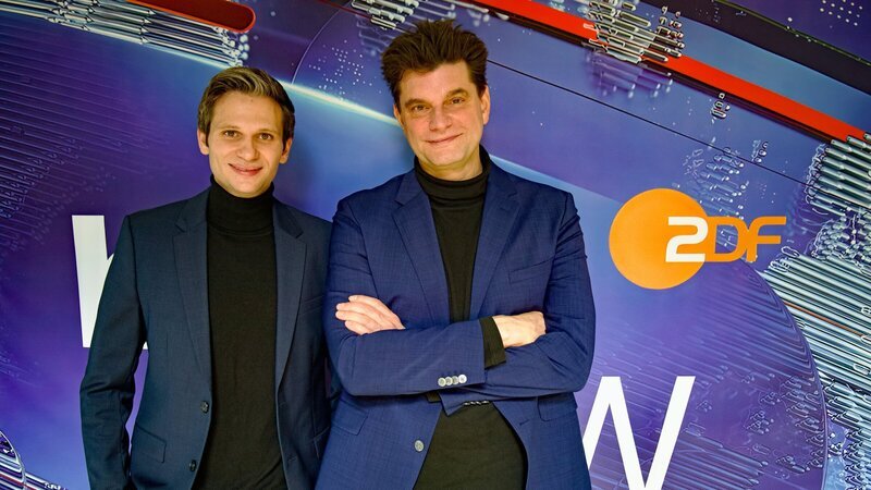 Fangen die Vorwahlstimmung in Sachsen-Anhalt ein: Fabian Köster (l.) und Lutz van der Horst (r.). – Bild: ZDF