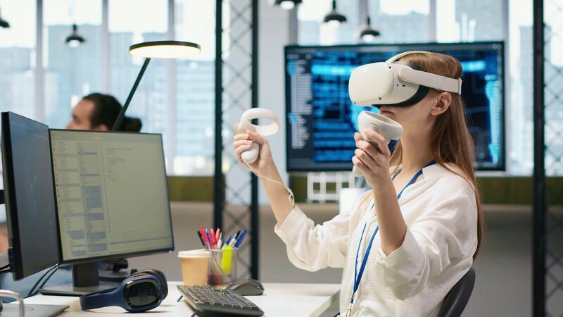 Junge Frau mit VR-Brille – Bild: History