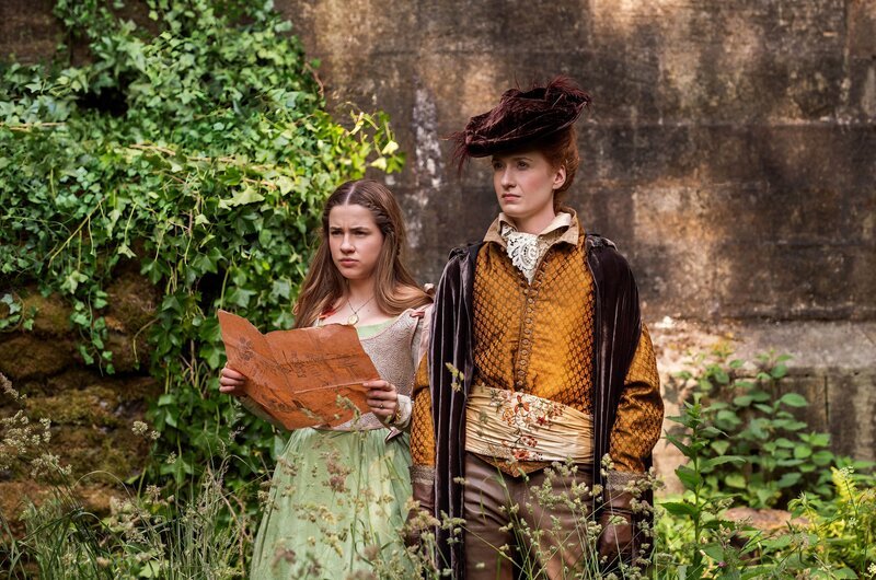 Königin Elizabeth (Rebecca Scott, r.) macht sich in Verkleidung mit Grace (Evie Coles, l.) auf den Weg zu einer Wahrsagerin. – Bild: ZDF/​Cottonwood Media – Coolabi Productions Ltd/​ZDF Studios
