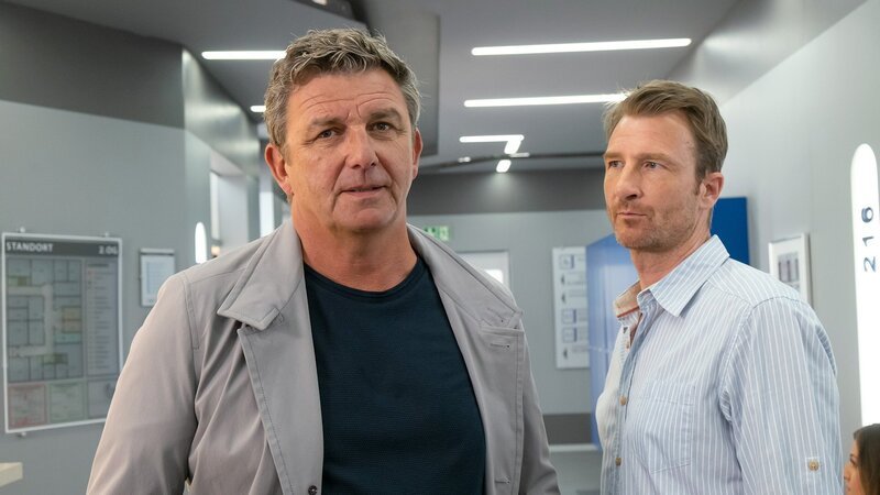 Martin und Hans machen sich Sorgen um ihre Mutter: Hans Sigl als Dr. Martin Gruber, Heiko Ruprecht als Hans Gruber – Bild: SRG SSR/​ZDF/​Erika Hauri