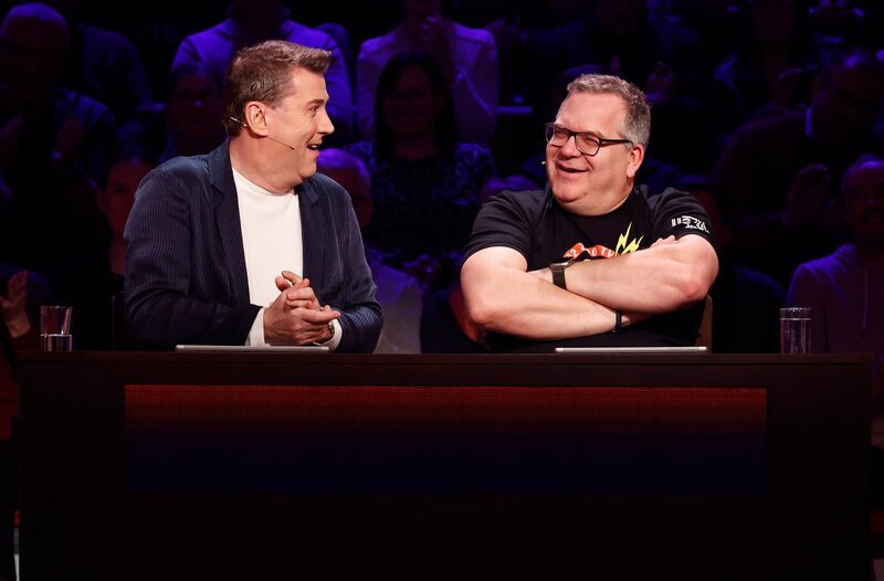 Rateteam-Kapitän Elton (r.) mit Fernsehmoderator Jens Riewa (l.). – Bild: ARD/​Morris Mac Matzen