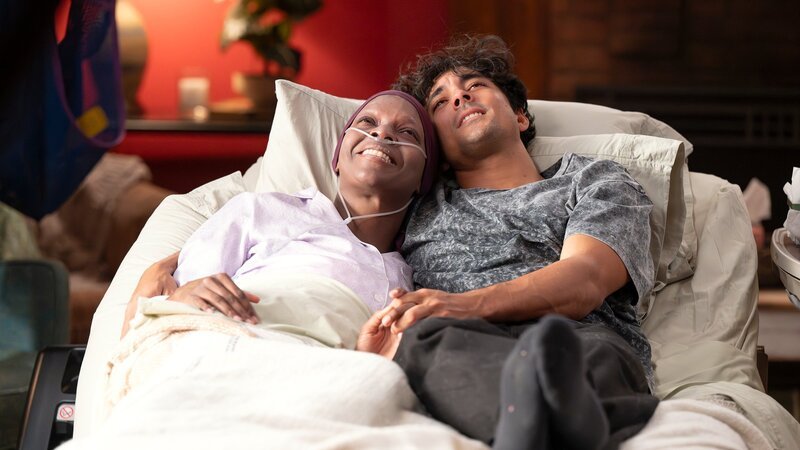 Glücklicher Moment im Sterbebett: Samantha Marie Ware als Katie Rogers, Niko Terho als Dr. Lucas Adams – Bild: SRF/​Disney