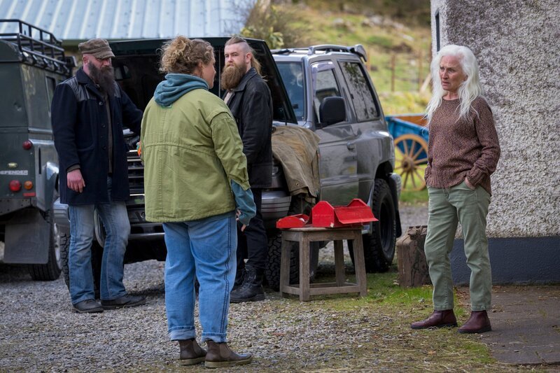 Helen (Danielle Macdonald, 2.v.l.) folgt Elliots Mutter Niamh Cassidy (Olwen Fouéré, r.) nach Hause. Sie muss feststellen, dass die alte Dame von Bodyguards (Komparsen) stets gut bewacht wird. – Bild: Steffan Hill /​ ZDF