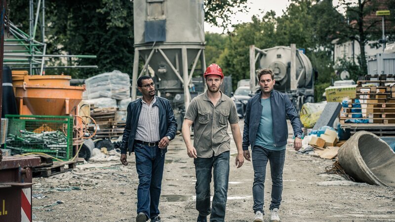 Franz Ainfachnur (Christofer v. Beau, l.) und Dominik Morgenstern (Joscha Kiefer, r.) befragen Chris Huffinger (Max Wagner, M.). – Bild: ZDF