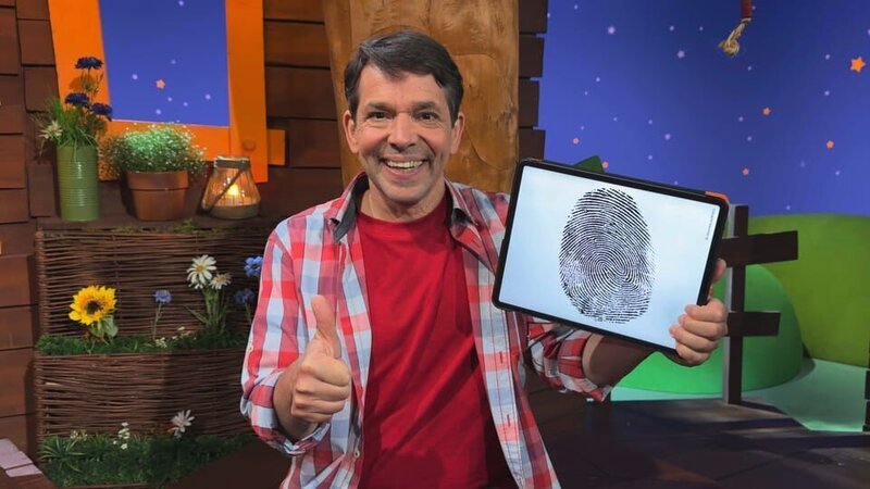 Juri zeigt, dass unsere Fingerabdrücke einzigartig sind. Auch die Streifen von Zebras sind einzigartig. – Bild: KiKA