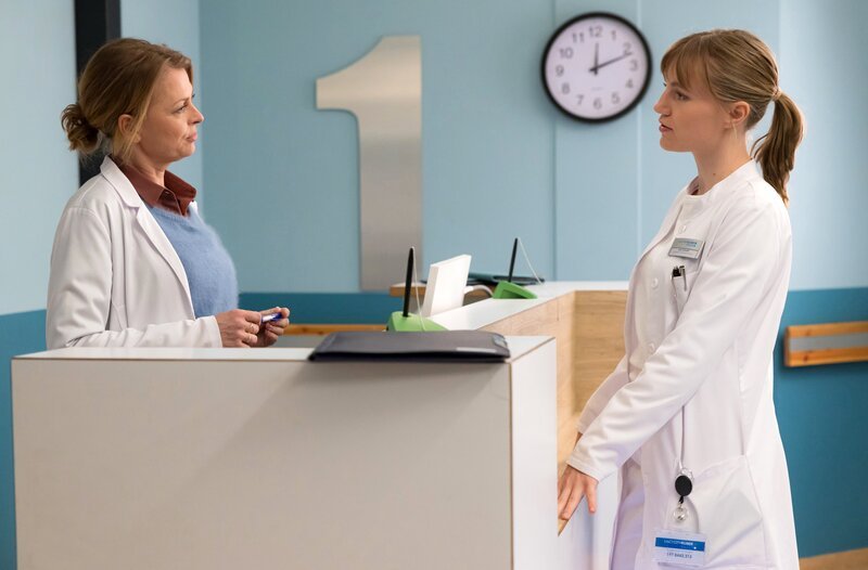 Dr. Ina Schulte (Isabell Gerschke, li.) hat mit ihrer zugeteilten PJlerin Lisa Schroth (Louisa Sophie Arnold, re.) ein Hühnchen zu rupfen. – Bild: MDR/​Saxonia Media/​Rudolf Wernicke