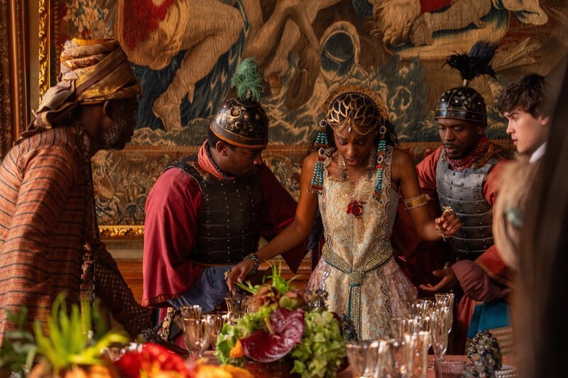 Die Aufregung am Hof ist groß, als der wertvolle Rubin an Prinzessin Bonoos Kette (Keren de Bruyne, M.) während des königlichen Dinners plötzlich regelrecht zerschmilzt. – Bild: KiKA /​ ZDF/​Cottonwood Media – Coolabi Productions Ltd/​ZDF Studios