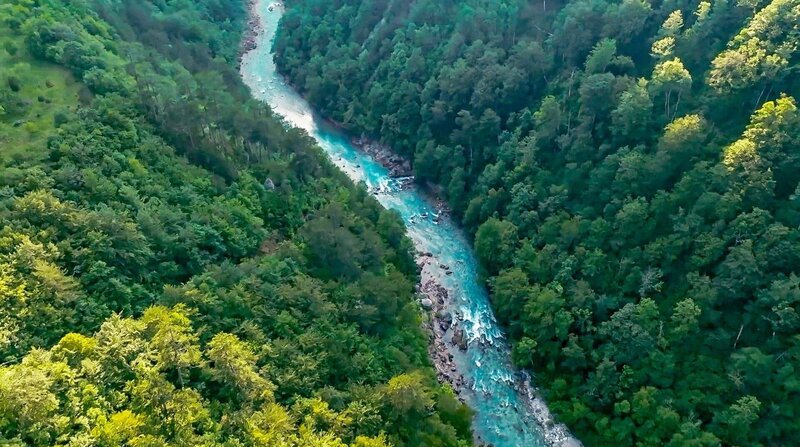 Die Tara-Schlucht. Von oben ist es nur ein schmales türkisblaues Band, doch dieser Fluss hat eine ganz besondere Landschaft geformt. – Bild: 3sat