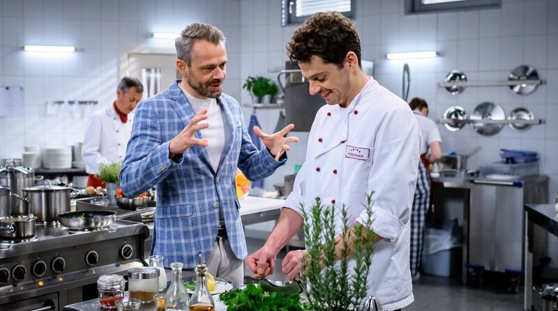 Kilian (Anthony Paul r.) erfährt von Erik (Sven Waasner l.), dass sich das Projekt von Fanny und Marlon weiter in die Länge zieht. – Bild: ARD/​WDR/​Christof Arnold